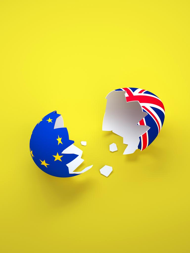 Illustration: Eine zerbrochene Eierschale mit den Flaggen Europas und Großbritanniens auf gelbem Hintergrund