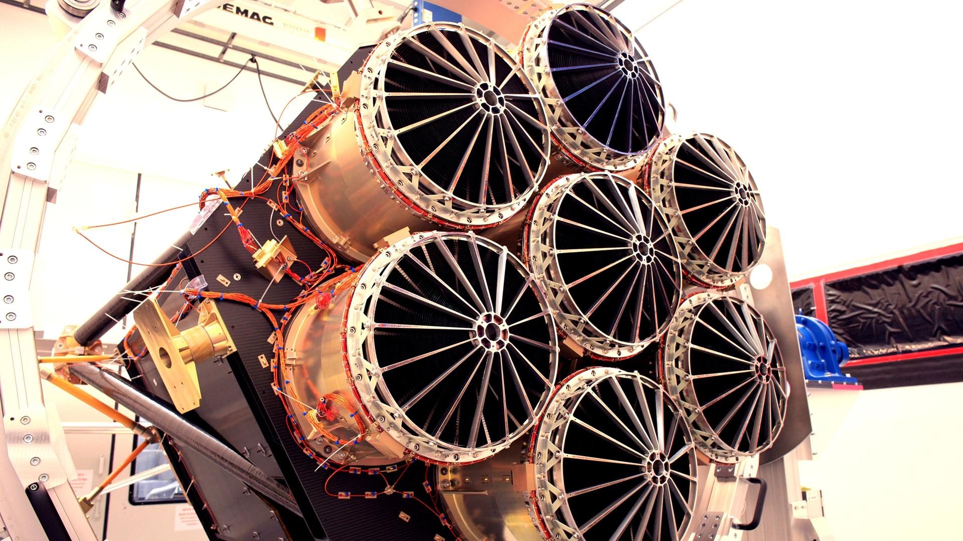 Das Bild zeigt Teleskoplinsen auf einem Satelliten