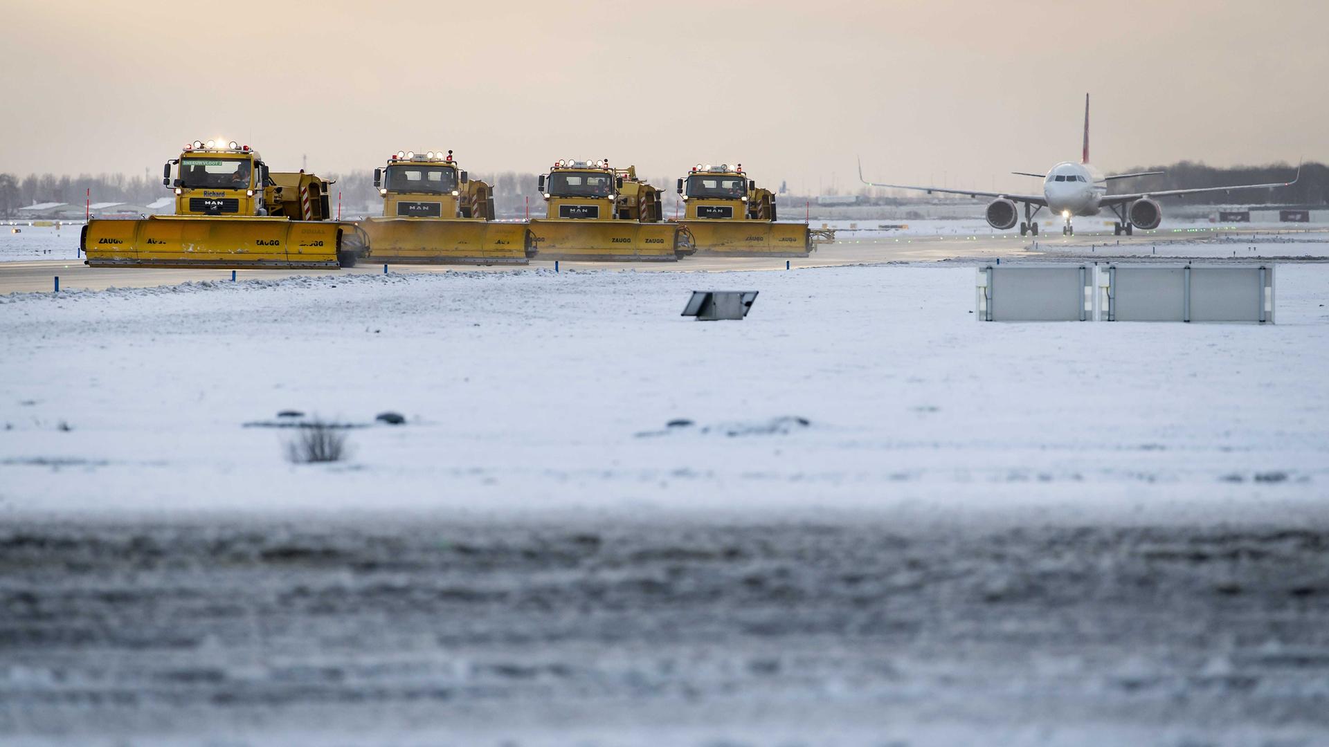 Am Flughafen Schiphol werden die Start- und Landebahnen vom Schnee geräumt. 