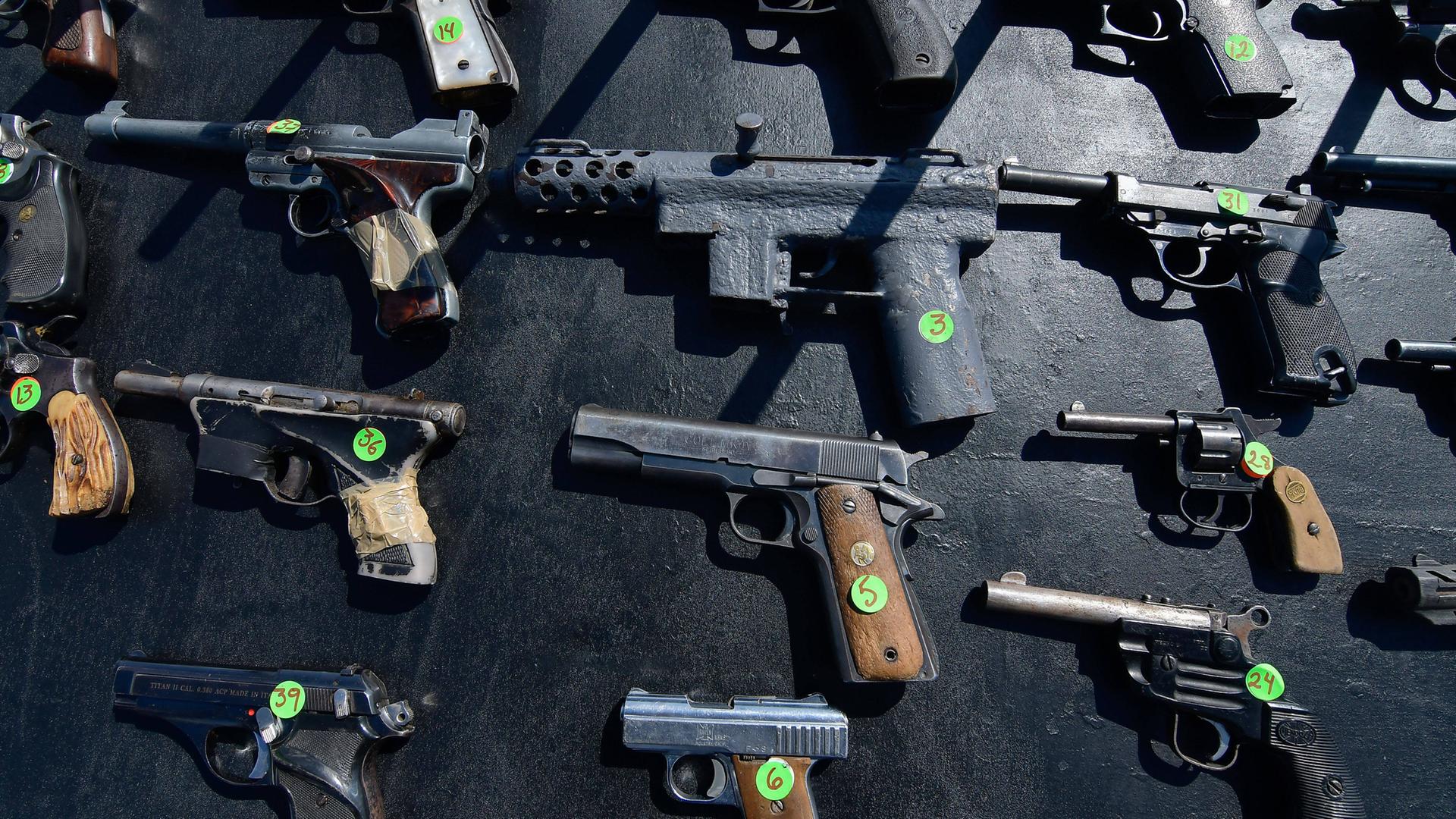 Zu sehen sind Handfeuerwaffen wie Pistolen, die durch Beschlagnahmungen der mexikanischen Behörden aus der organisierten Kriminalität stammen.