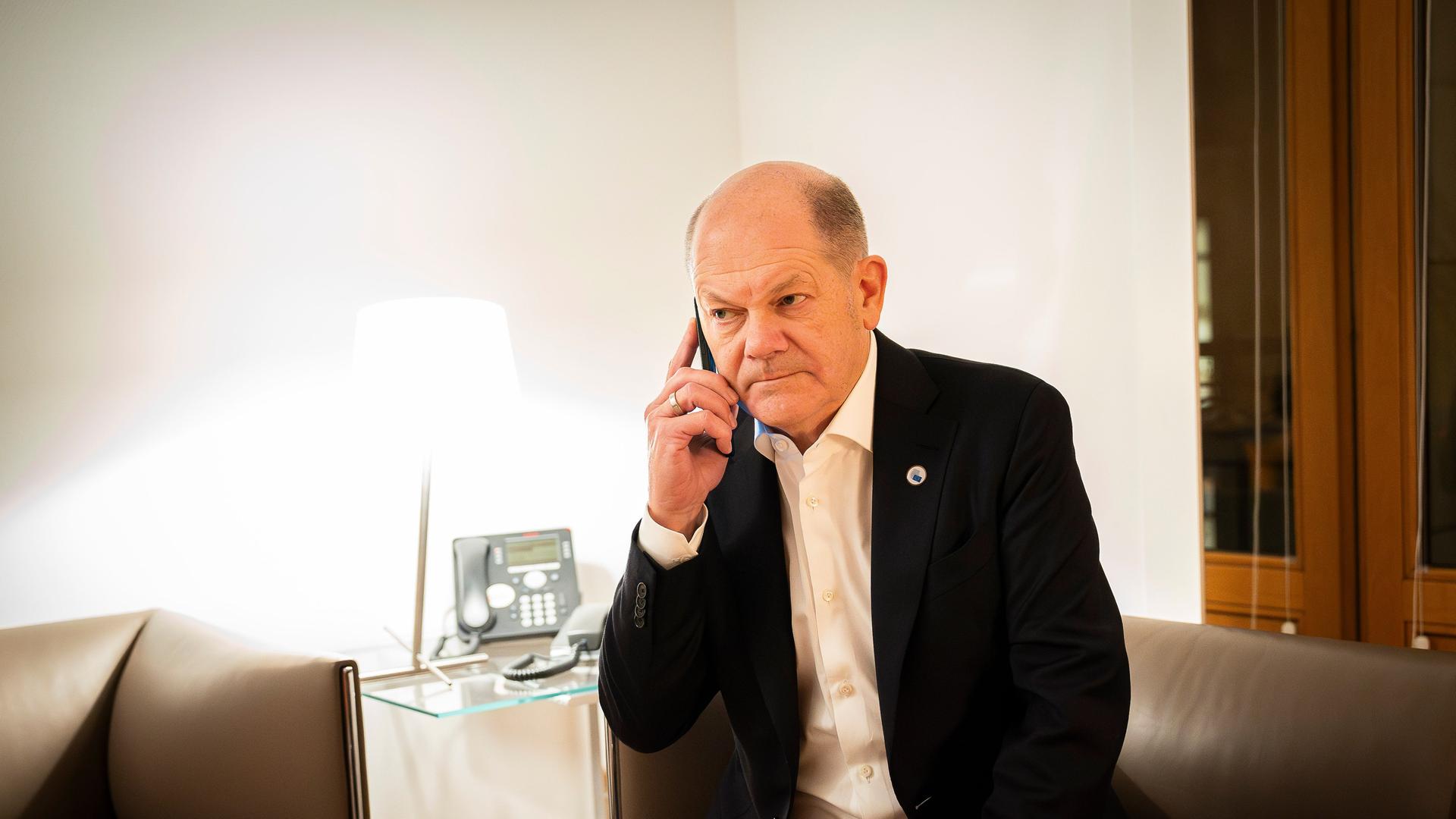 Das von der Bundesregierung zur Verfügung gestellte Foto zeigt Bundeskanzler Olaf Scholz (SPD) bei einem Telefonat am Rande des EU-Gipfels mit dem künftigen US-Präsidenten Donald Trump.
      