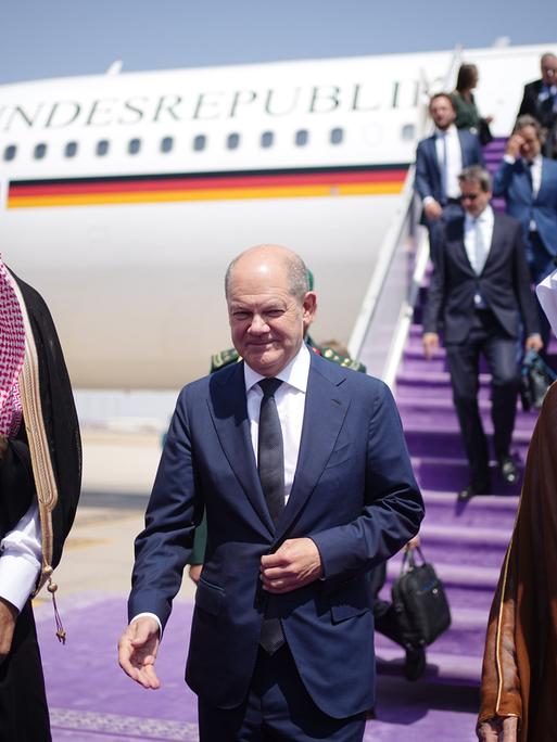 Bundeskanzler Olaf Scholz (SPD, M) wird auf dem Flughafen Dschidda von Khalid bin Faisal Al Saud (r), Gouverneur von Mekka, vor dem A340 der Luftwaffe empfangen. Neben Saudi-Arabien besucht der Kanzler die Vereinigten Arabischen Emirate und Katar.