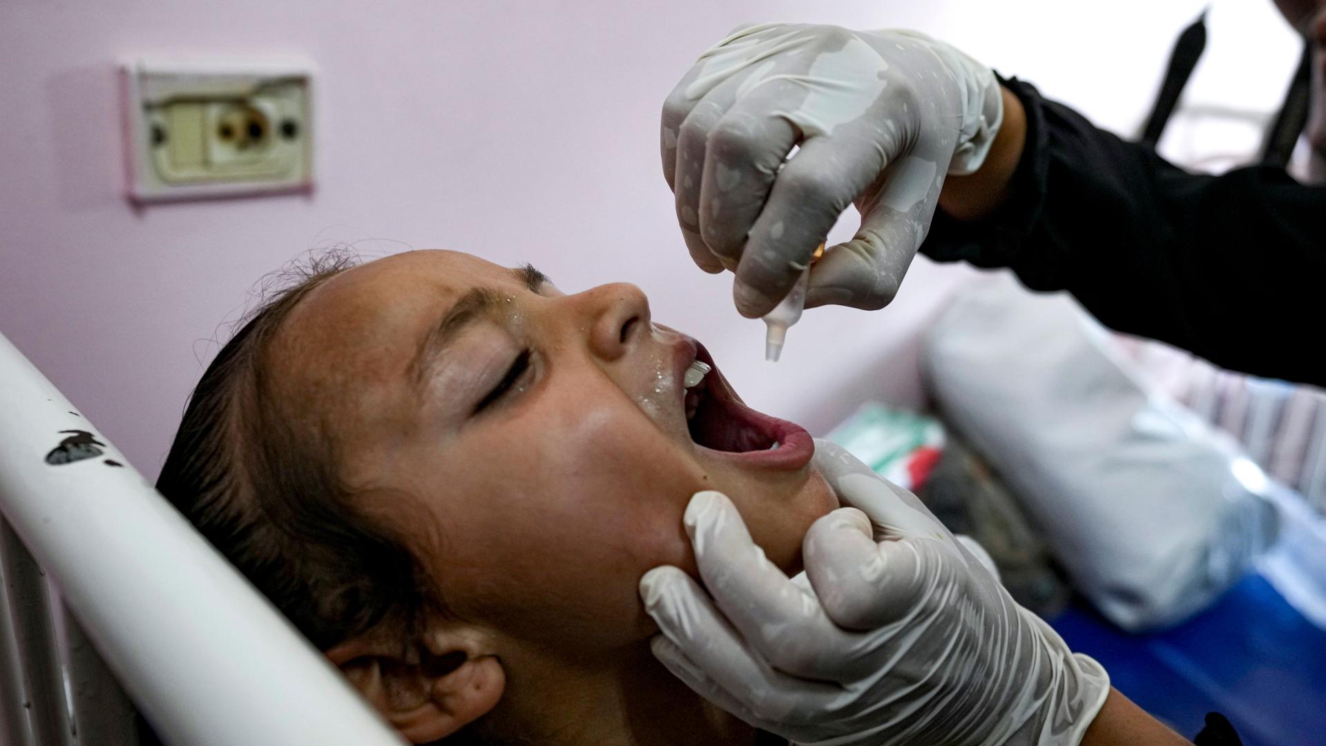 Das Bild zeigt ein Kind im Gaza-Streifen während der Schluckimpfung gegen Polio.