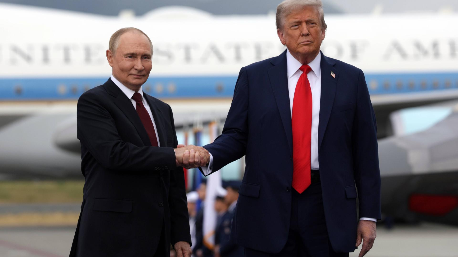 Wladimir Putin und Donald Trump schütteln Hände vor der Air Force One in Alaska