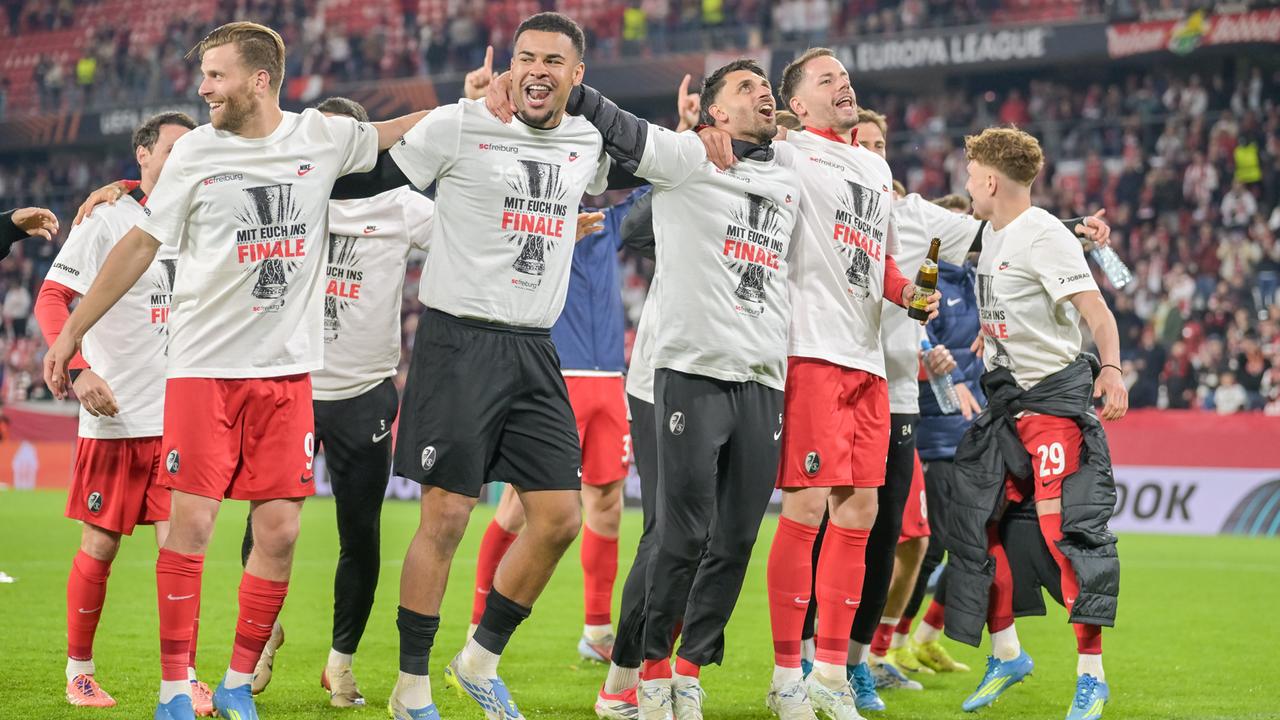 Freiburger Spieler jubeln nach dem Einzug ins Finale der Europa League.