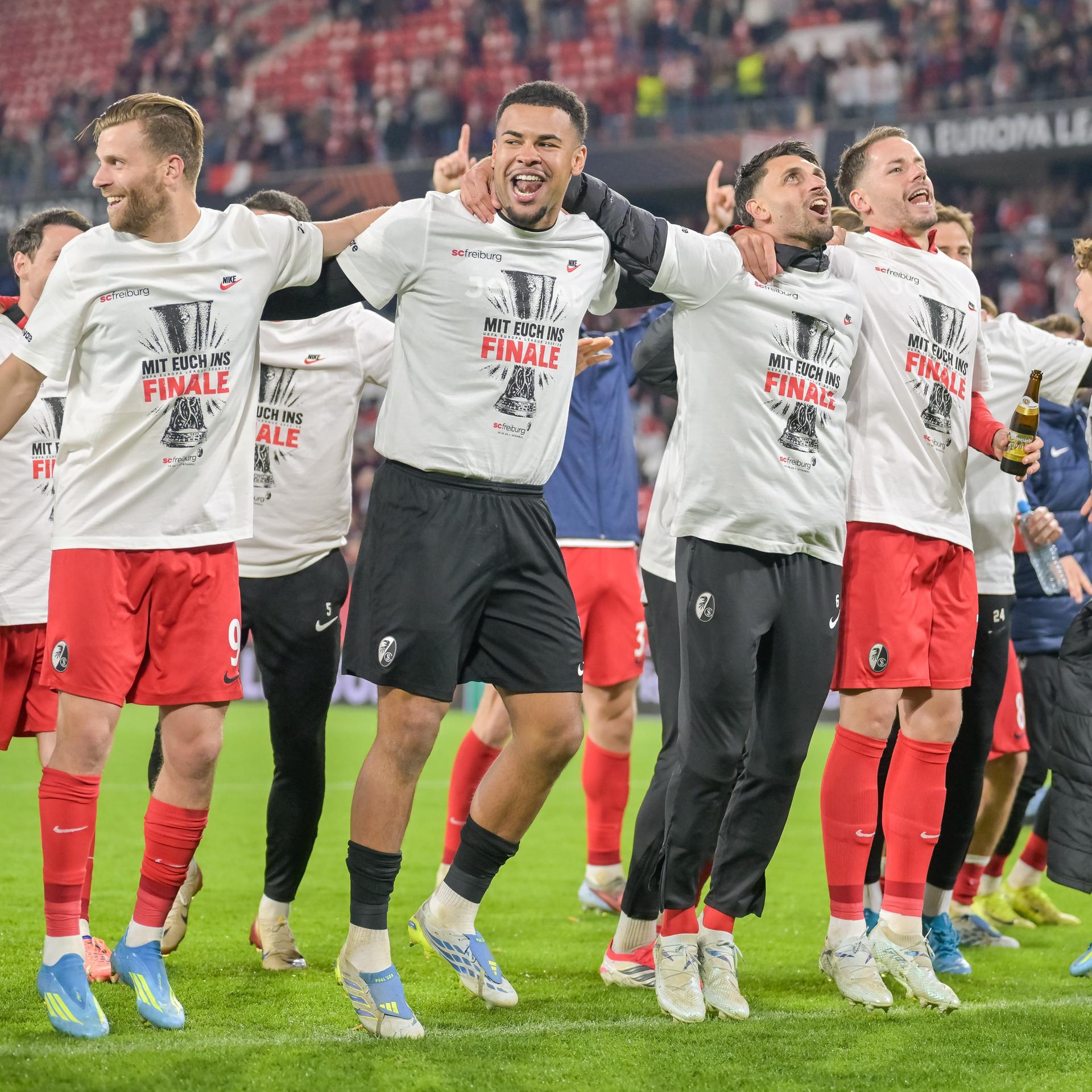 Freiburger Spieler jubeln nach dem Einzug ins Finale der Europa League.