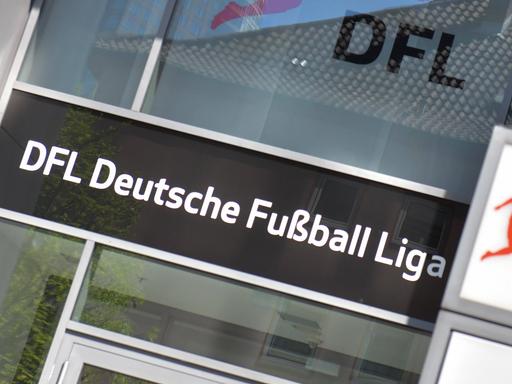 Ein Bild vom Eingangsschild der Zentrale der Deutschen Fußball-Liga in Frankfurt. 