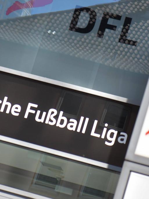 Ein Bild vom Eingangsschild der Zentrale der Deutschen Fußball-Liga in Frankfurt. 