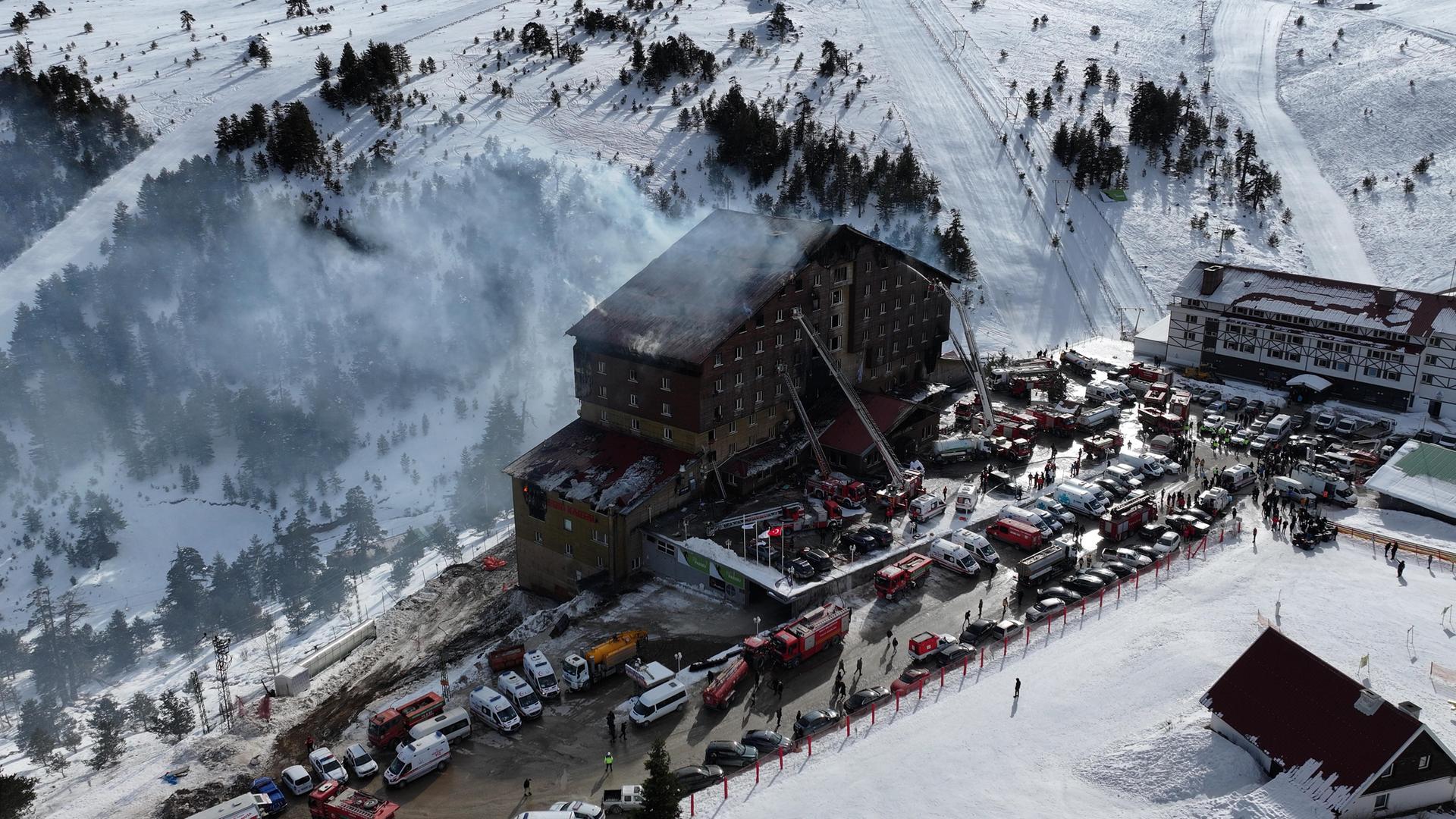 Das in Brand geratene Hotel.  