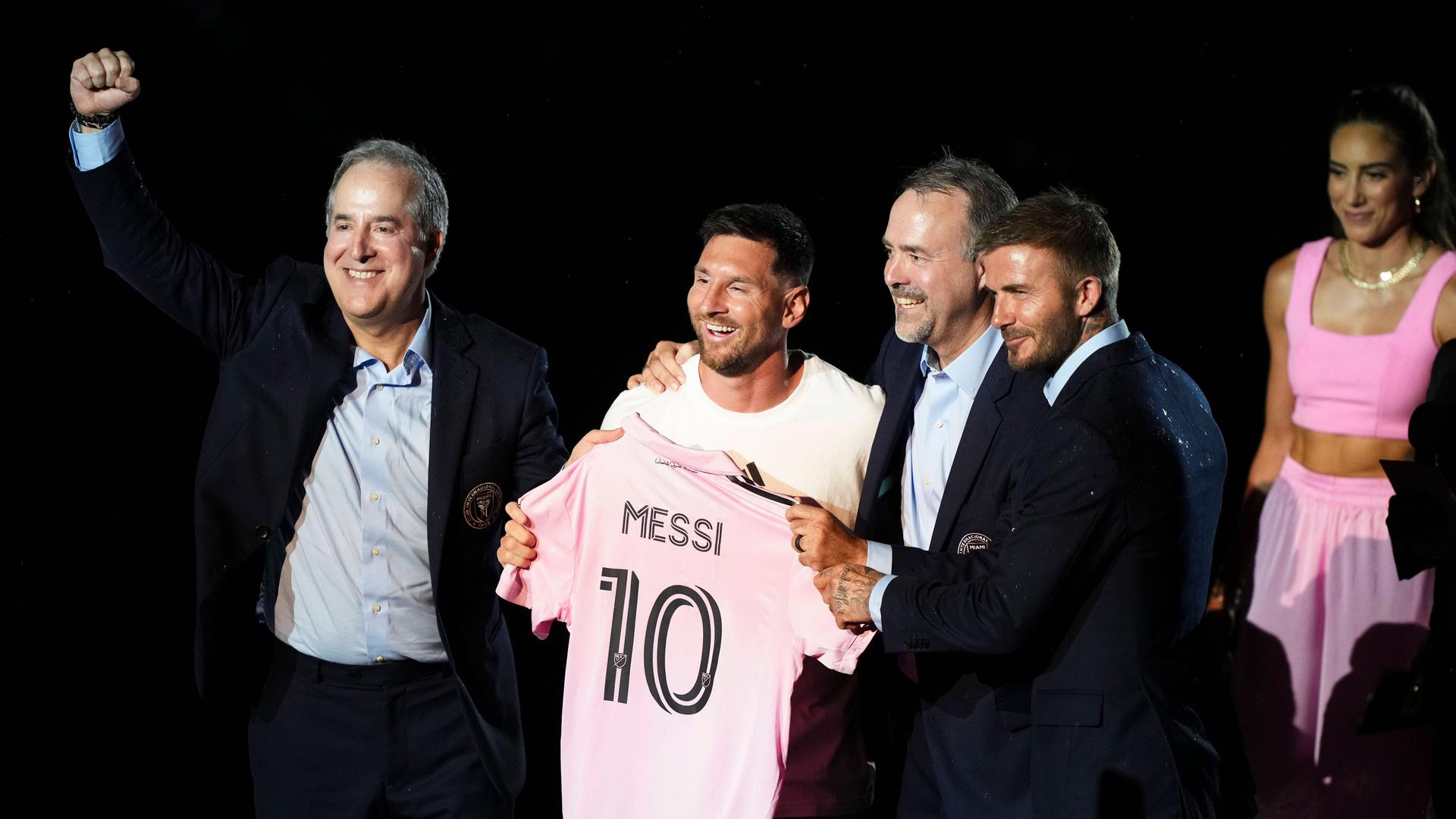 Lionel Messi präsntiert sein rosanes Inter-Miami-Trikot mit den Club-Eignern Jorge Mas, Jose Mas und David Beckham. 