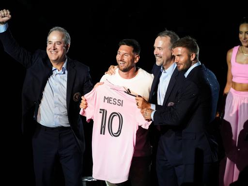 Lionel Messi präsntiert sein rosanes Inter-Miami-Trikot mit den Club-Eignern Jorge Mas, Jose Mas und David Beckham. 