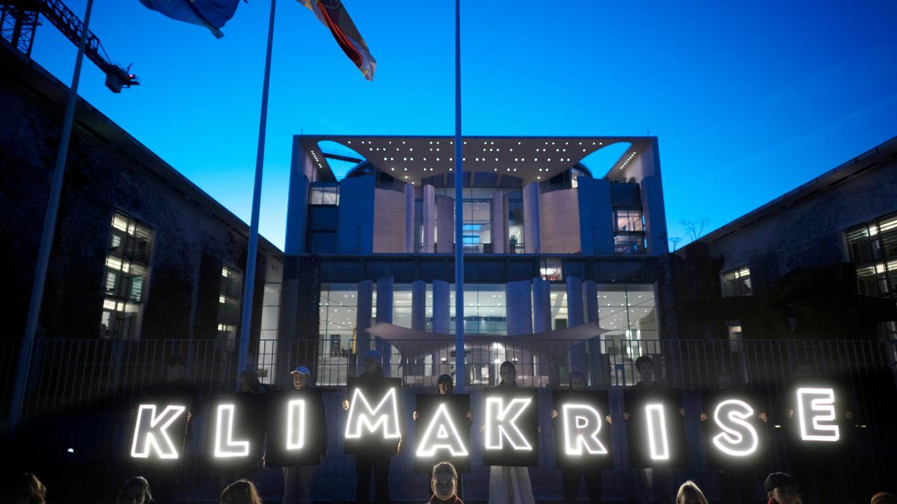 Demonstranten der Fridays For Future Bewegung haben einen LED-Schriftzug Klimakrise bei einer Protestaktion unter dem Motto Klimakrise made by Merz im Vorfeld der UN-Klimakonferenz COP30 in Brasilien vor dem Kanzleramt in Berlin Deutschland angebracht. 