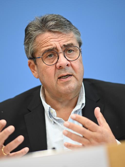 Sigmar Gabriel (SPD), Vorsitzender der Atlantik-Brücke e.V., spricht über die Situation in den USA vor der Präsidentschaftswahl. Er steht dabei vor einem blauen Hintergrund und gestikuliert beim sprechen.