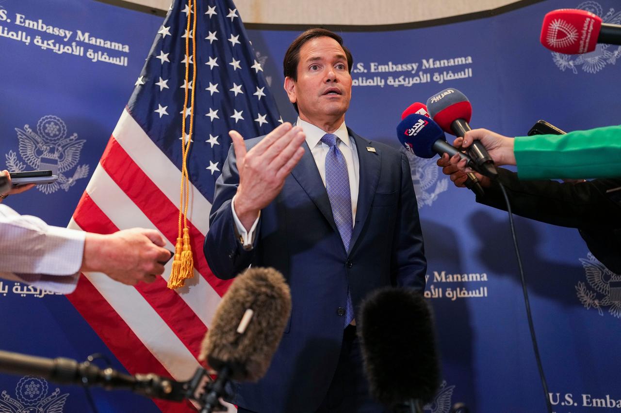 US-Außenminister Marco Rubio spricht in Manama (Bahrain) mit Medienvertretern, die mehrere Mikrofone ihm hinhalten. US-Außenminister Marco Rubio spricht in Manama (Bahrain) mit Medienvertretern, die mehrere Mikrofone ihm hinhalten.