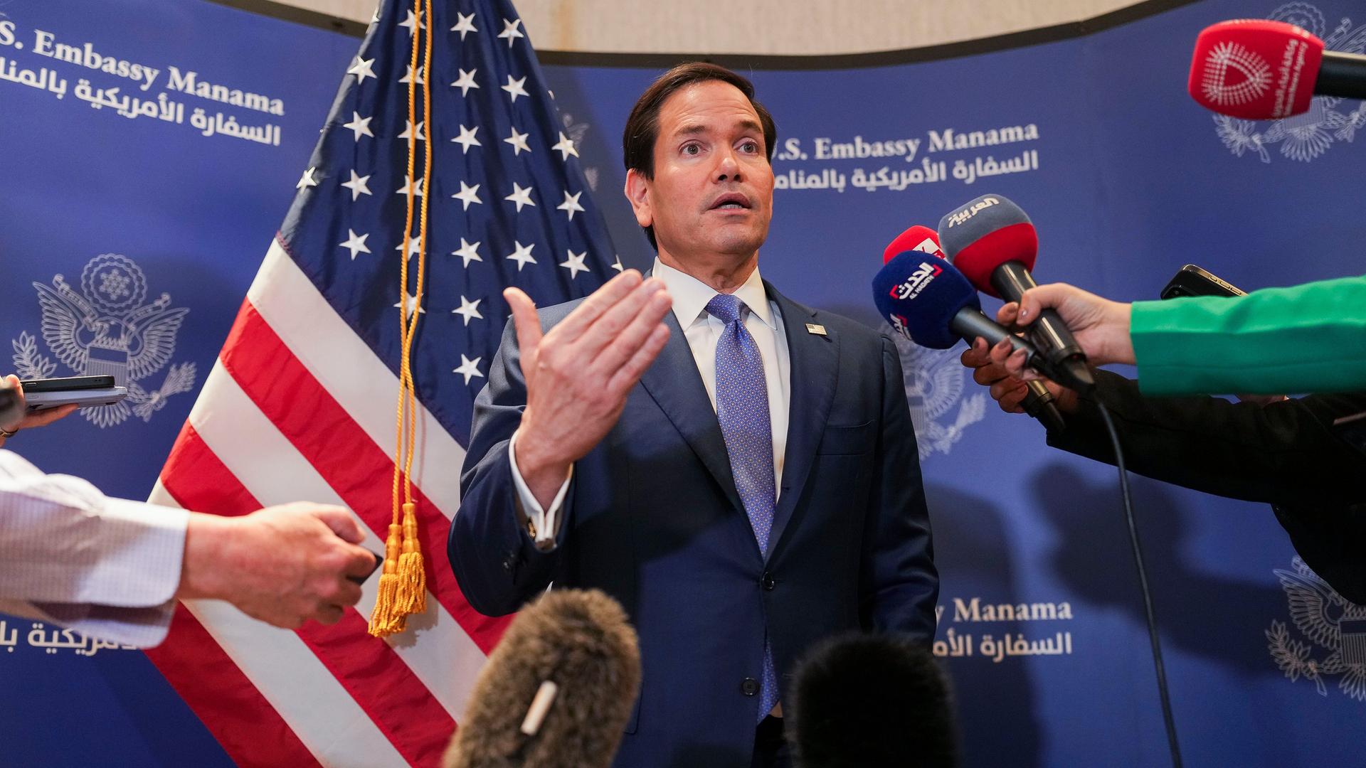 US-Außenminister Marco Rubio spricht in Manama (Bahrain) mit Medienvertretern, die mehrere Mikrofone ihm hinhalten. 