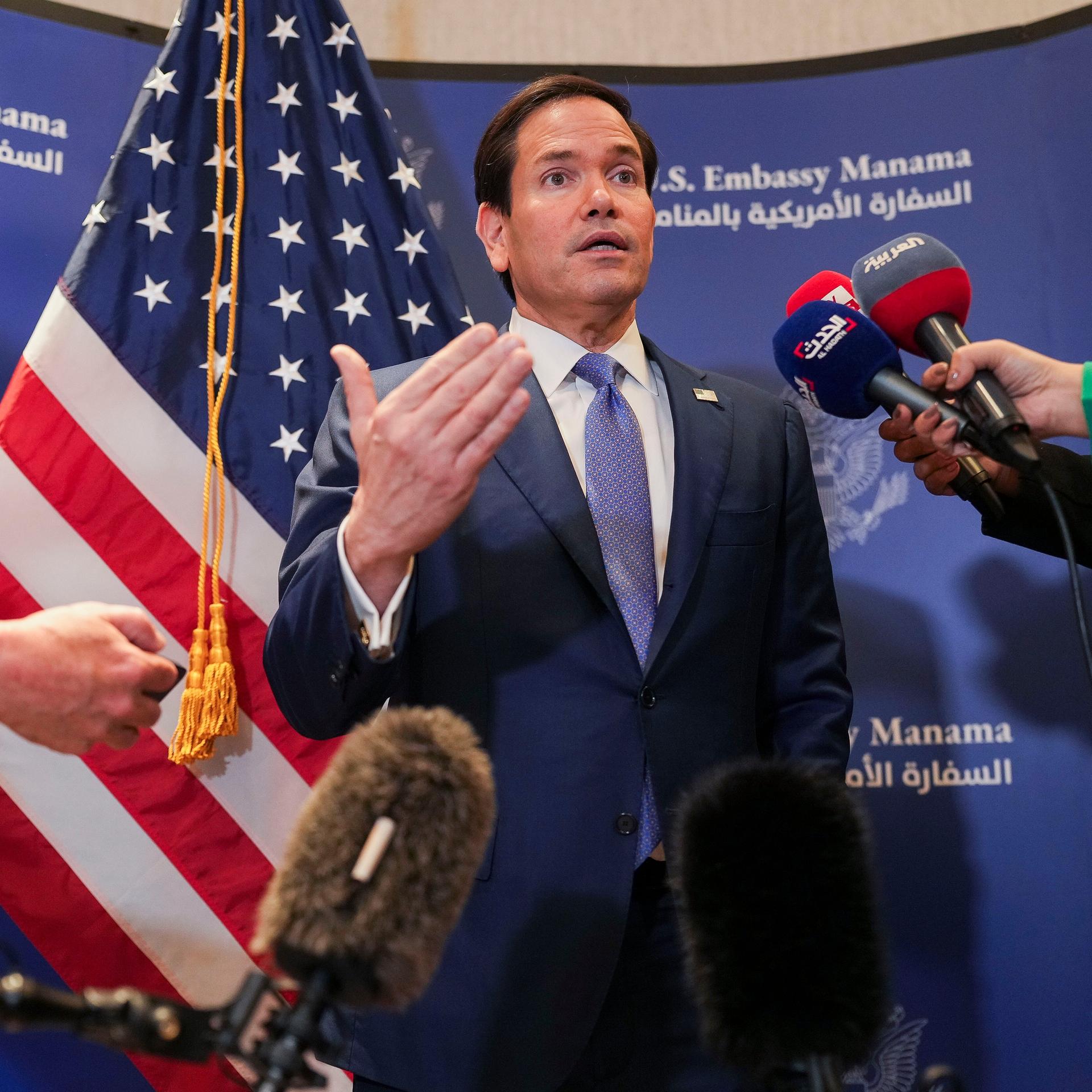 US-Außenminister Marco Rubio spricht in Manama (Bahrain) mit Medienvertretern, die mehrere Mikrofone ihm hinhalten. 