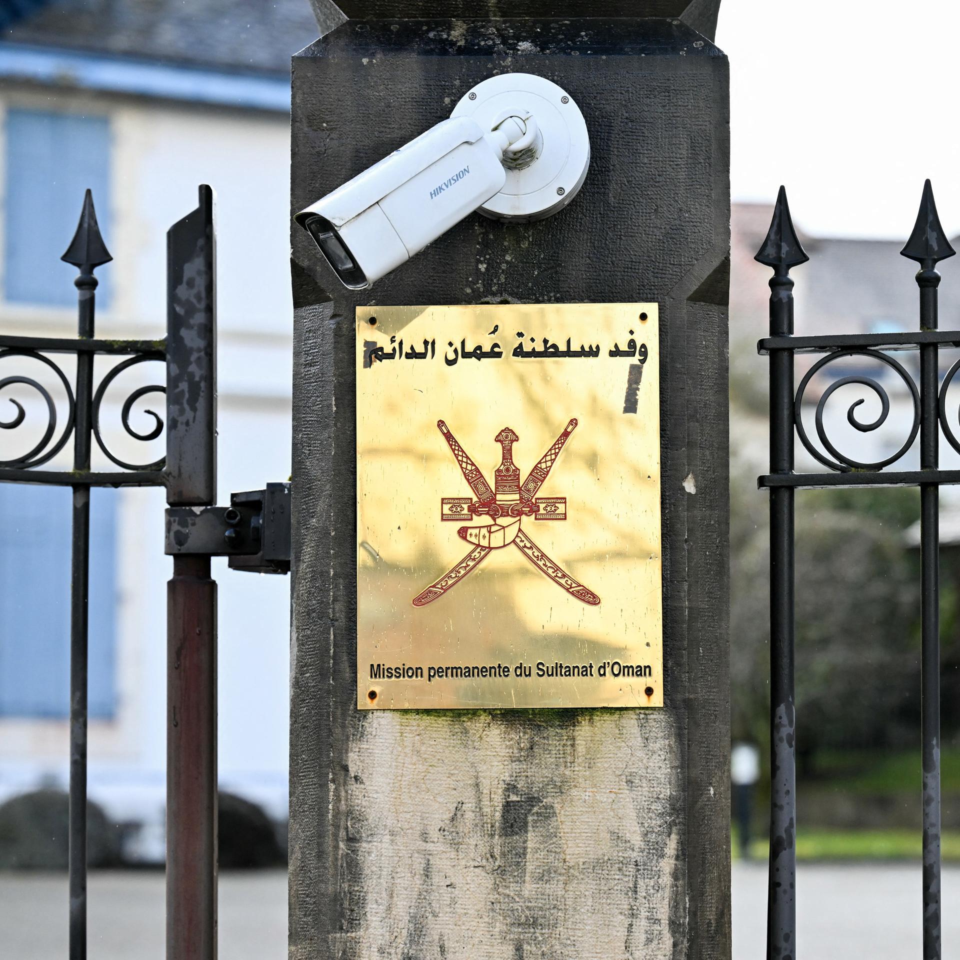 Das Schild der Botschaft des Oman in Genf, darüber ist eine Kamera installiert.
