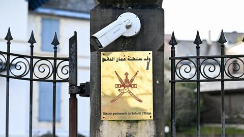 Das Schild der Botschaft des Oman in Genf, darüber ist eine Kamera installiert.