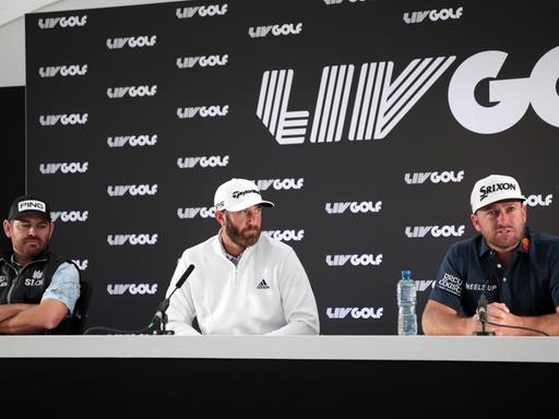 Louis Oosthuizen, Dustin Johnson und Graeme McDowell bei der Pressekonferenz der LIV Golf-Serie