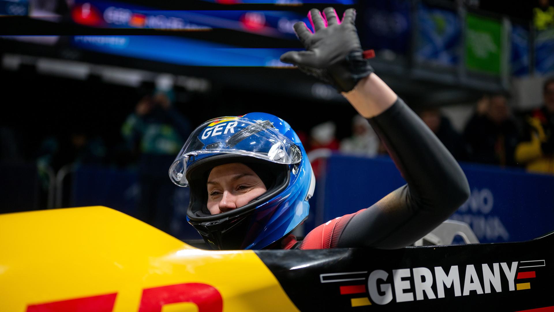 Laura Nolte sitzt im Monobob und freut sich. 