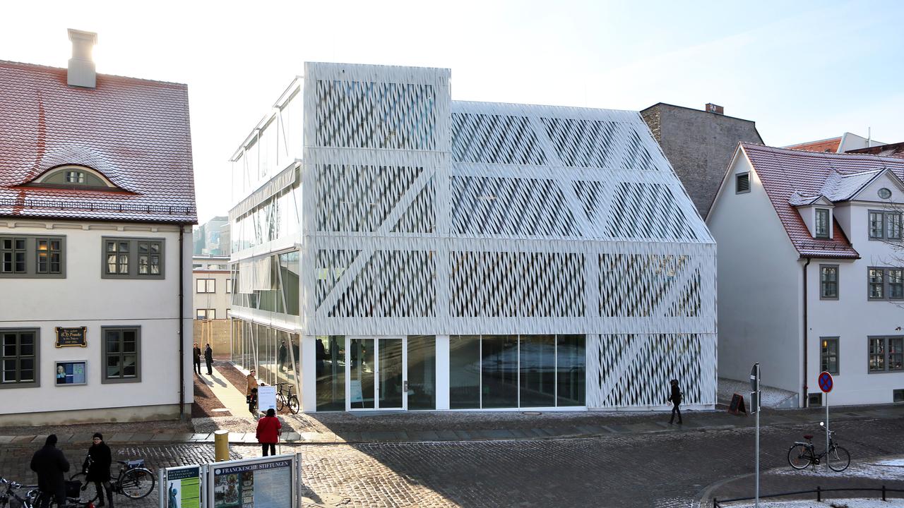 Blick auf das architektonisch modern gestaltete Gebäude der Bundeskulturstiftung