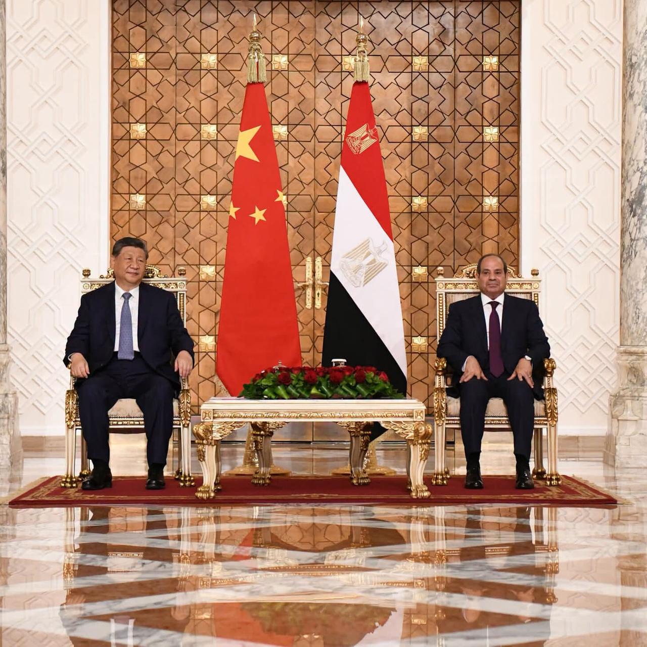Der chinesische Präsident Xi Jinping sitzt vor den Landesflaggen neben dem ägyptischen Präsidenten Abdel Fatah al-Sisi.