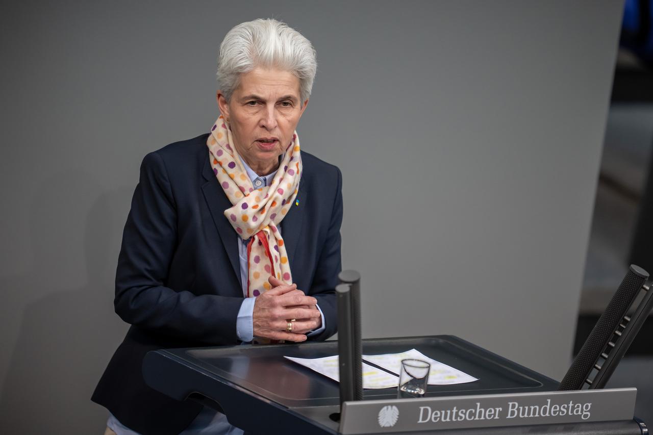 Marie-Agnes Strack-Zimmermann steht am Rednerpult im Bundestag und hält eine Rede.