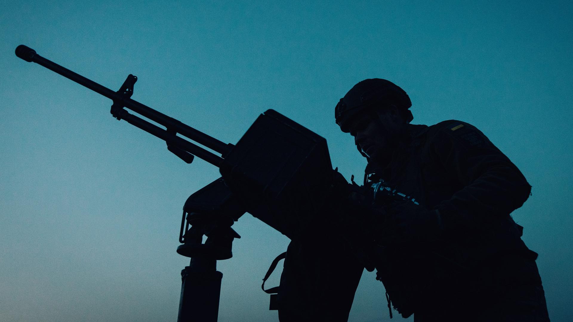 Charkiw: Ein Soldat einer mobilen Luftverteidigungseinheit steht an einem auf einem Pickup befestigten Maschinengewehr. Charkiw: Ein Soldat einer mobilen Luftverteidigungseinheit steht an einem auf einem Pickup befestigten Maschinengewehr.