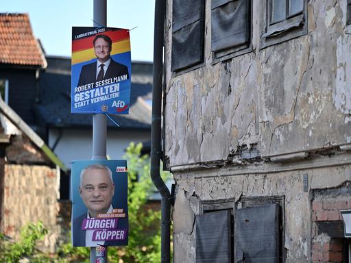 Wahlplakate der beiden Kandidaten hängen in der Sonneberger Innenstadt am Tag der Stichwahl des Landrats im Landkreis Sonneberg 
