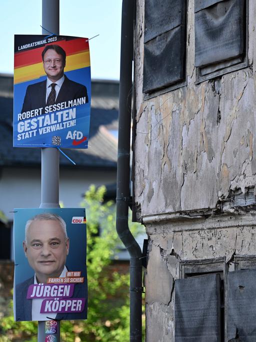 Wahlplakate der beiden Kandidaten hängen in der Sonneberger Innenstadt am Tag der Stichwahl des Landrats im Landkreis Sonneberg 