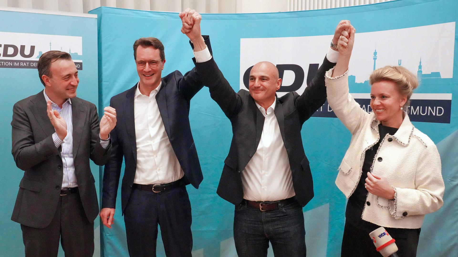 Paul Ziemiak, Generalsekretär der CDU Nordrhein-Westfalen, NRW-Ministerpräsident Hendrik Wüst, OB Alexander Kalouti, Ina Brandes Ministerin für Kultur und Wissenschaft des Landes Nordrhein-Westfalen stehen vor einem hellblauen CDU-Banner