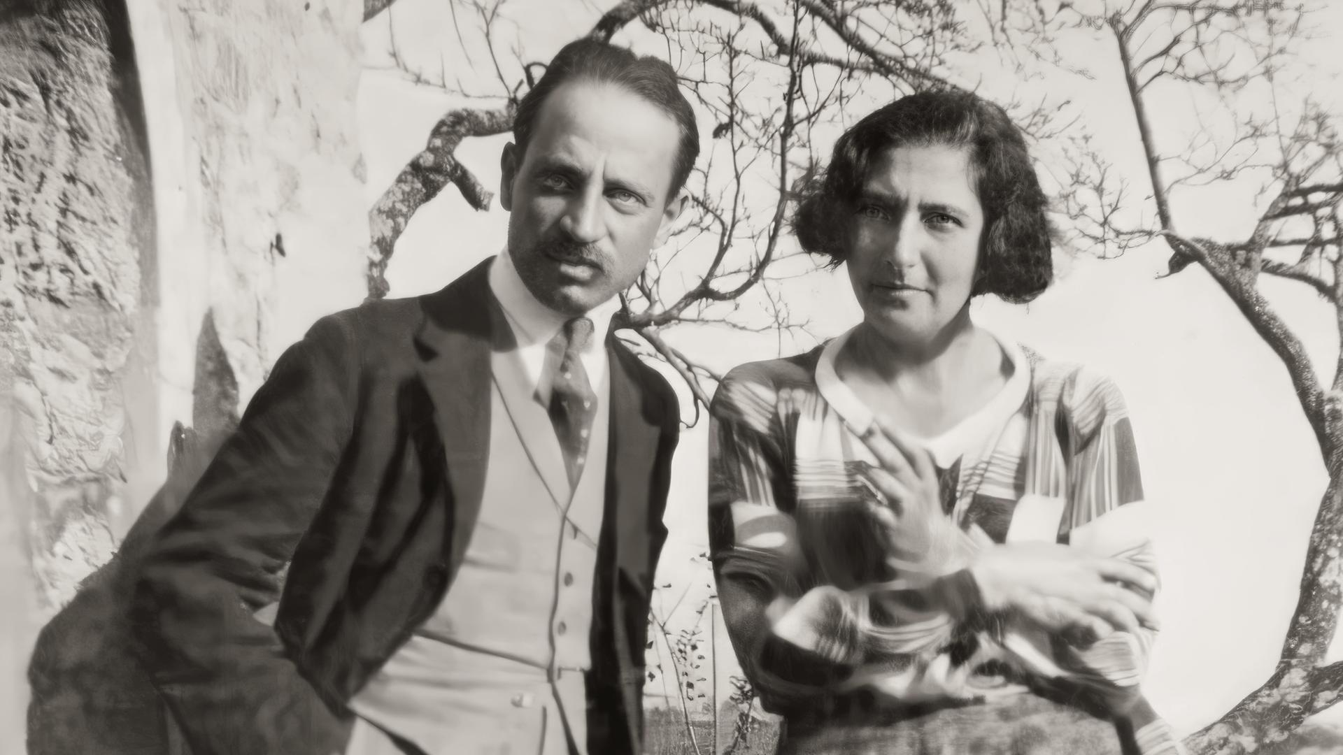 Der Dichter Rainer Maria Rilke und die Malerin Baladine Klossowska 1921 gemeinsam in der Natur, Schwarz-Weiß-Bild digital bearbeitet. Der Dichter Rainer Maria Rilke und die Malerin Baladine Klossowska 1921 gemeinsam in der Natur, Schwarz-Weiß-Bild digital bearbeitet.