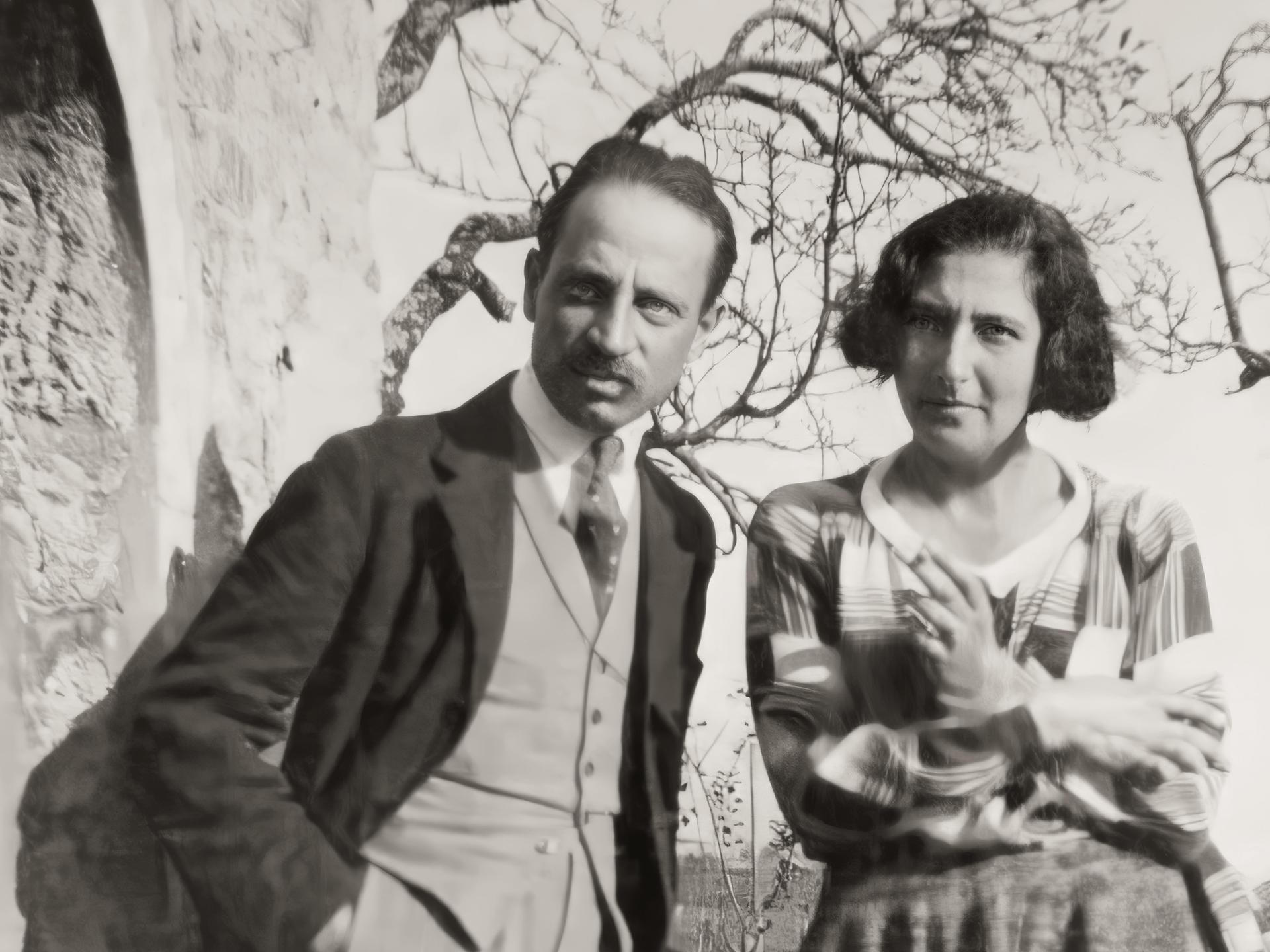 Der Dichter Rainer Maria Rilke und die Malerin Baladine Klossowska 1921 gemeinsam in der Natur, Schwarz-Weiß-Bild digital bearbeitet. Der Dichter Rainer Maria Rilke und die Malerin Baladine Klossowska 1921 gemeinsam in der Natur, Schwarz-Weiß-Bild digital bearbeitet.