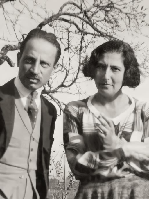 Der Dichter Rainer Maria Rilke und die Malerin Baladine Klossowska 1921 gemeinsam in der Natur, Schwarz-Weiß-Bild digital bearbeitet. 