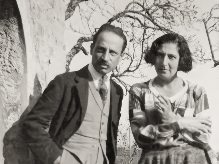 Der Dichter Rainer Maria Rilke und die Malerin Baladine Klossowska 1921 gemeinsam in der Natur, Schwarz-Weiß-Bild digital bearbeitet. 