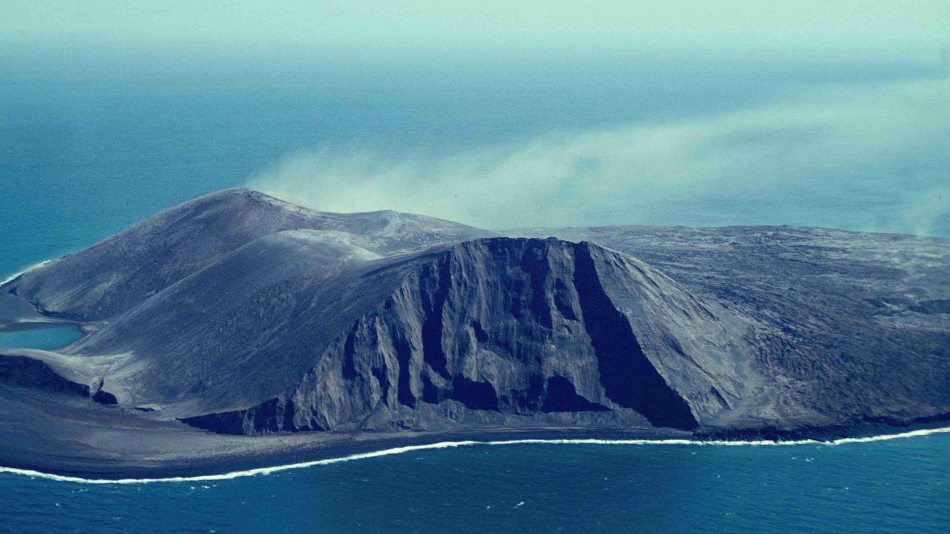 Luftbild der unbewohnten isländischen Vulkaninsel Surtsey