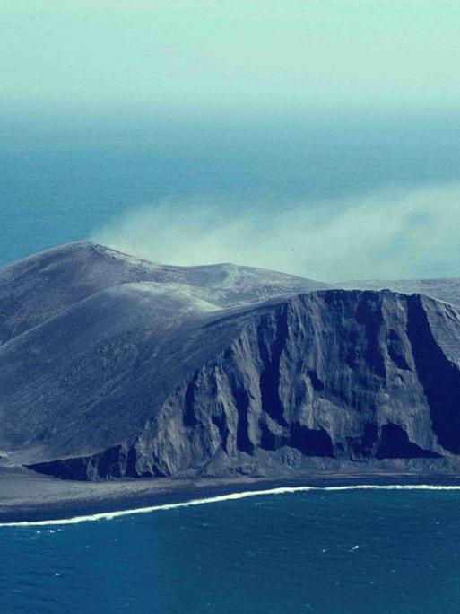 Luftbild der unbewohnten isländischen Vulkaninsel Surtsey