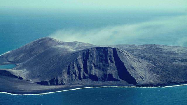 Luftbild der unbewohnten isländischen Vulkaninsel Surtsey