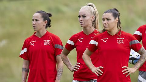 Die Schweizer Nationalspielerinnen Geraldine Reuteler, Alisha Lehmann, Ramona Bachmann (v.l.n.r.)