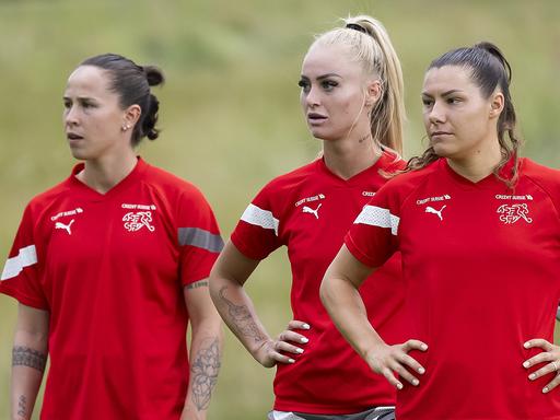 Die Schweizer Nationalspielerinnen Geraldine Reuteler, Alisha Lehmann, Ramona Bachmann (v.l.n.r.)