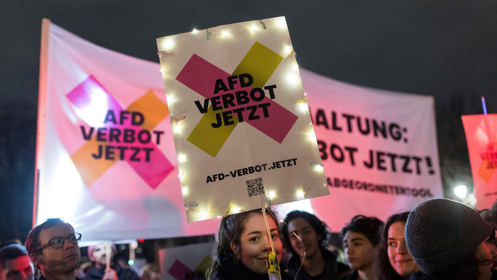 Teilnehmer mit Schild "AfD Verbot jetzt" bei der Demo. Motto: "Lichtermeer gegen den Rechtsruck" vor dem Brandenburger Tor. Demo richtet sich gegen allgemeinen Rechtsruck in Deutschland u.a. durch AfD und CDU sowie in den USA u.a. durch Trump und Musk.