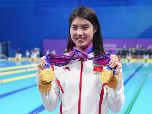 Die chinesische Star-Schwimmerin Zhang Yufei hält stolz ihre Goldmedaillen bei den 19. Asienspielen im September 2023 in die Kamera.