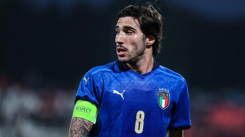 Der italienische Fußballer Sandro Tonali im Trikot der Fußball-Nationalmannschaft.