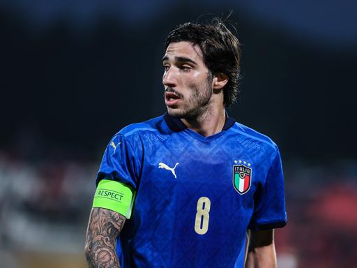 Der italienische Fußballer Sandro Tonali im Trikot der Fußball-Nationalmannschaft.