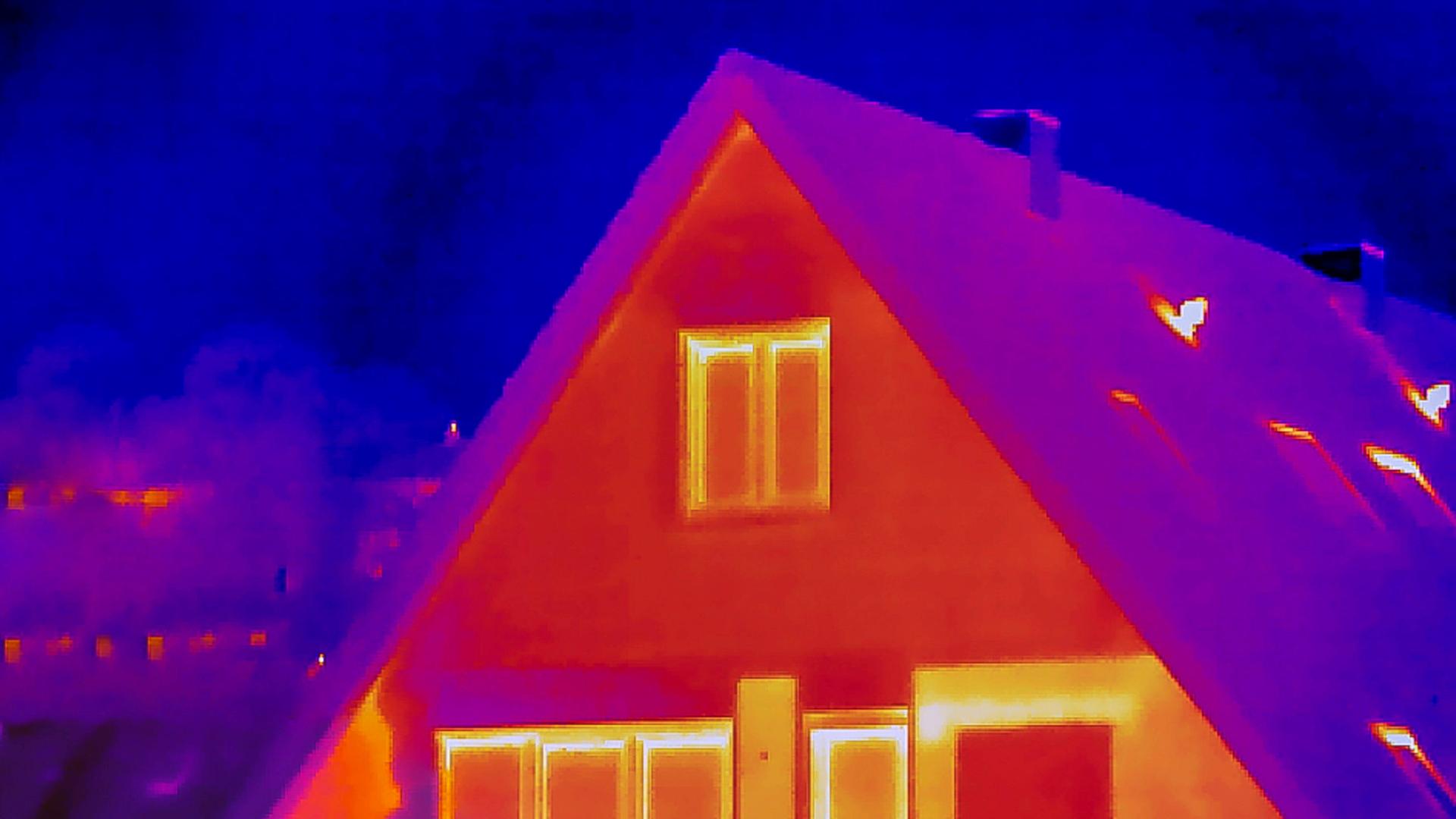 Thermografie eines Wohngebäudes in Stuttgart zeigt Wäremverluste. 