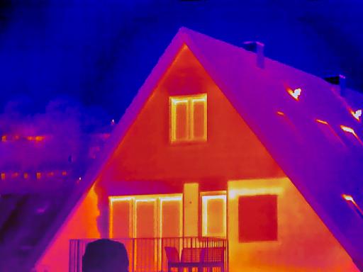 Thermografie eines Wohngebäudes in Stuttgart zeigt Wäremverluste. 