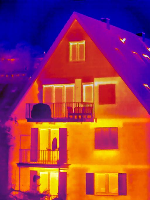 Thermografie eines Wohngebäudes in Stuttgart zeigt Wäremverluste. 