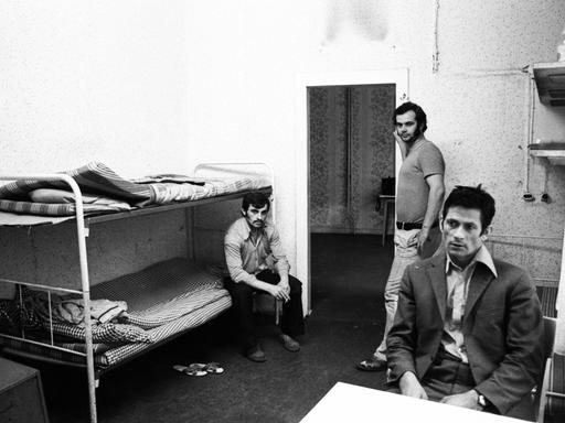 Gastarbeiter in einem Zimmer mit Doppelstockbetten am 13.9.1974 in Duisburg.