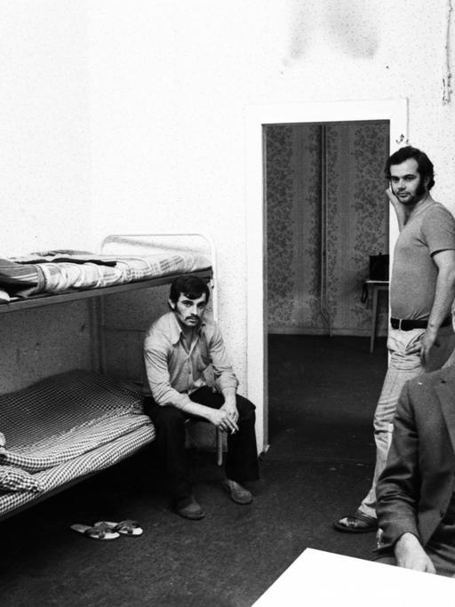 Gastarbeiter in einem Zimmer mit Doppelstockbetten am 13.9.1974 in Duisburg.