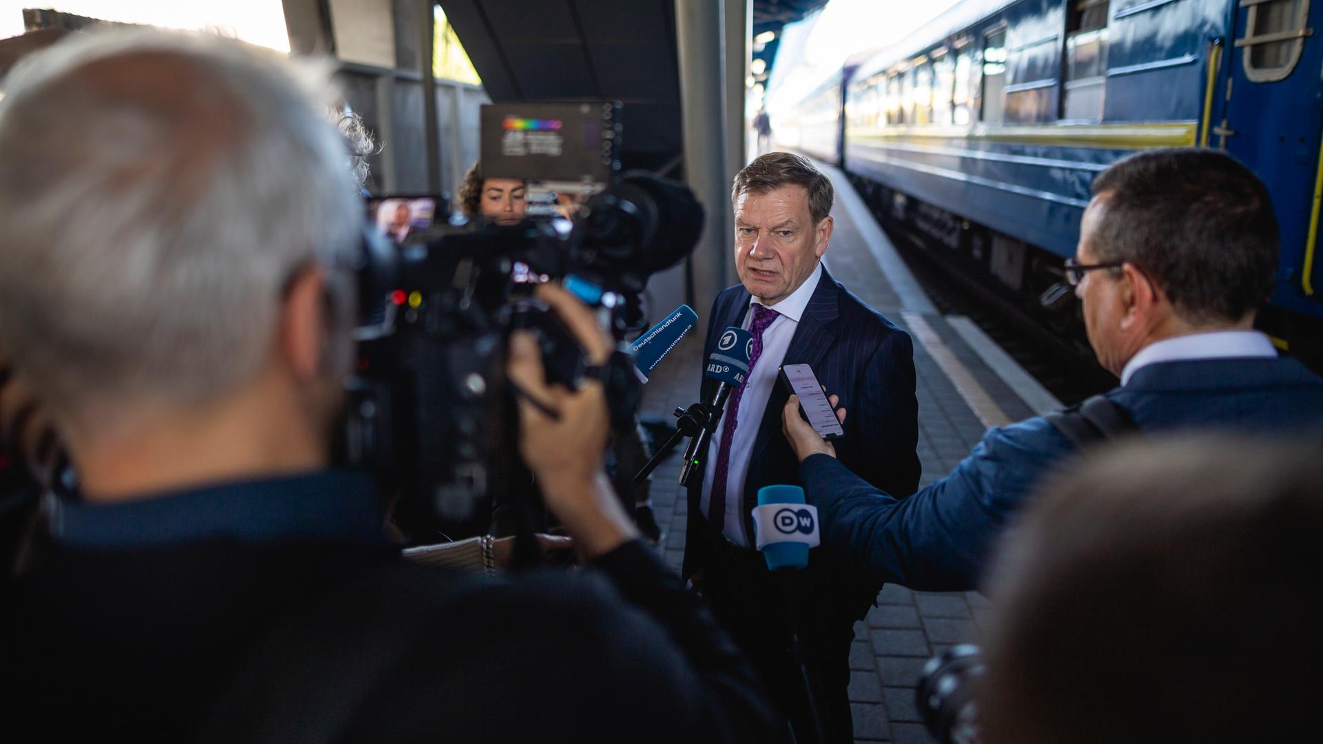 Johann Wadephul (CDU), Bundesaußenminister, aufgenommen bei seiner Ankunft am Bahnhof in Kiew, Ukraine. Er spricht in mehrere Mikrofone. Johann Wadephul (CDU), Bundesaußenminister, aufgenommen bei seiner Ankunft am Bahnhof in Kiew, Ukraine. Er spricht in mehrere Mikrofone.